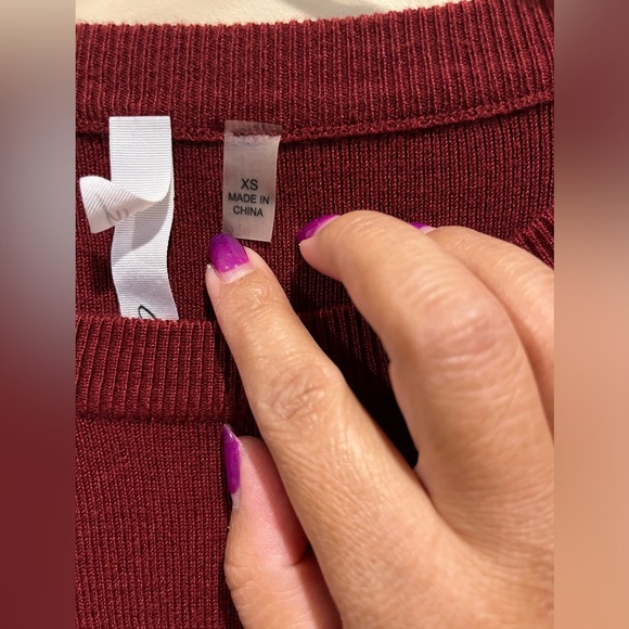 🐙 New York Collection sweater top. Size XS. Gently worn. 🐙 Maroon color.🐙 - Picture 3 of 8